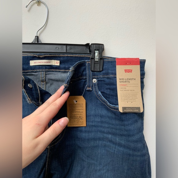 Levi’s Mid Length Shorts - Picture 2 of 3